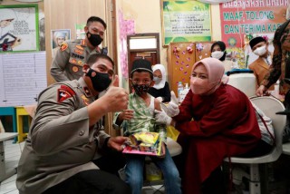 Selamatkan Anak Bangsa, Polda Jatim Terus Gelar Vaksinasi Anak