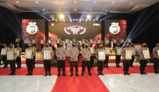 Sejumlah Penghargaan Diberikan Pada Acara Kapolda Jatim Award 2022
