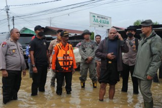 Personel Gabungan TNI dan Polri dan Basarnas Serta Instansi Terkait Dikerahkan Membantu Evakuasi Korban Bencana Banjir dan Tanah Longsor