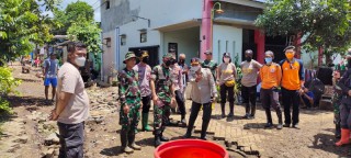 Kapolres Jember Tinjau Langsung dan tangani Korban Banjir