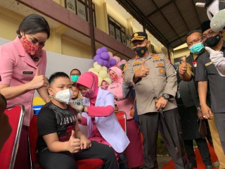 Ajak Minat Anak Vaksin, Polres Probolinggo Datangkan Gatot Kaca dan Badut hingga Arena Bermain