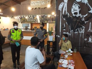 Patroli KRYD Ditsamapta Polda Jatim Sasar Prokes Dibeberapa Cafe dan Warkop di Surabaya