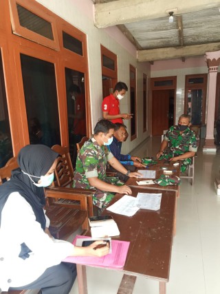 Putus Penyebaran Covid-19 Kopda Muzammil Bersama Tim Survelen Lakukan Tracing Warga Desa Kaduara Barat