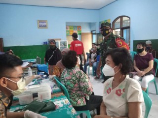 Babinsa Kelurahan Menur Pumpungan Dampingi Lansia Vaksinasi Boster Diwilayah