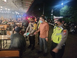 Babinsa Sukolilo Bersama Tiga Pilar Pantau Wilayah dan Operasi Protokol Kesehatan