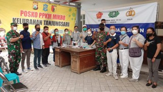 Bekerjasama Dengan Yayasan Buddha Tzu Chi Koramil 0830/05 Tandes Bagikan Paket Sembako
