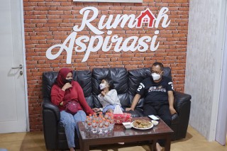 Dapat Perlakuan Tidak Manusiawi Saat Tanya Seragam Gratis MBR, Wali Murid Wadul Wawali Surabaya