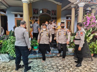 Jalin Sinergitas Ulama dan Umaro, Kapolres Magetan Silaturahmi Dengan KH. Hunaini (Mbah Unen) Pengasuh Ponpes Salafiyah Handurusiyyah Parang