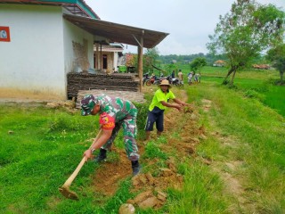 Bhakti TNI, Koramil 0826-10 Waru Bersama Warga Bikin Drainase