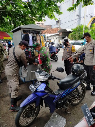Babinsa Koramil Pabean Cantian Bersama Tiga Pilar Lakukan Penertiban PKL