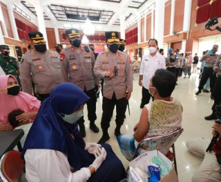 Gelar Vaksinasi Serentak Indonesia di Pamekasan, Forkopimda Jatim Genjot Capaian Vaksinasi di Pulau Madura