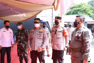 AKBP Andi Sinjaya Bersama Forkompinda Dampingi Tim Lemdiklat Polri Gelar Baksos Vaksinasi di Pasir Putih Situbondo