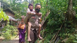 Gelar Vaksinasi Lansia Door To Door Pasukan Langit Pacitan Terbas Jalan Licin