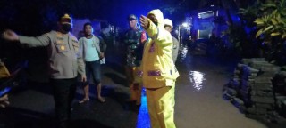 Dini Hari, Kapolres Kediri Kota bersama TNI dan BPBD Evakuasi Korban Banjir di Kecamatan Banyakan dan Grogol