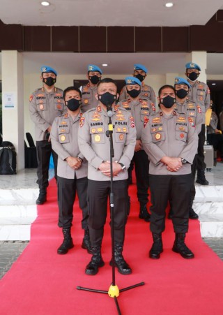 Kunker ke Polda Jatim, Kadiv Propam Polri Irjen Ferdy Sambo beri penghargaan kepada anggota Bidpropam dengan kinerja terbaik