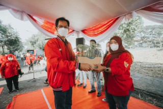 Ultah Megawati, PDIP Surabaya bareng Eri Cahyadi-Armuji Tanam Pohon di Bantaran Sungai_