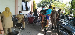 Syaratnya Minta Digendong Pak Babinsa, Anak-Anak Di Balongpanggang Akhirnya Mau Divaksin.