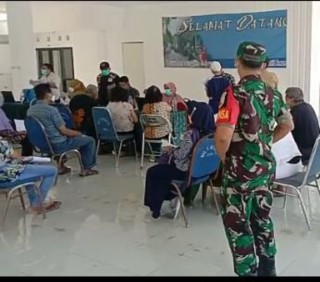 Pemantauan Vaksinasi Babinsa Tenggilis Mejoyo Pesan Tetap Jaga Protokol Kesehatan