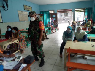 Vaksinasi Terus Berjalan Babinsa Simokerto Lakukan Pendampingan