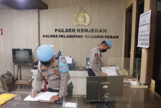Cegah Pelanggaran Anggota, Kabid Propam Polda Jatim Bersama Anggota Mengecek Kedisiplinan dan Kesiapsiagaan Polsek Jajaran