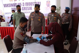 Ratusan Personel Polres Gresik Terima Vaksinasi Booster
