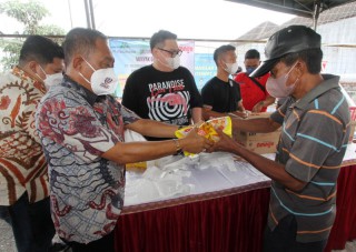 Wakil Walikota Armuji dan Crazy Rich Surabaya Borong Minyak Goreng di Operasi Pasar untuk dibagikan ke Warga