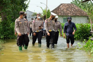 POLANTAS PEDULI, Gunakan Perahu Bagikan Sembako Kepada Warga Terdampak Dan Terisolir Akibat Banjir