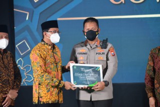 Peringatan Hari Jadi Kabupaten Sidoarjo ke-163, Kapolresta Sidoarjo Raih Vaccine Heroes