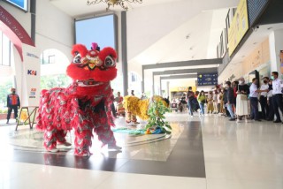 Sambut Tahun Baru Imlek, Atraksi Barongsai Keliling Sapa Pelanggan KAI di Stasiun Gubeng
