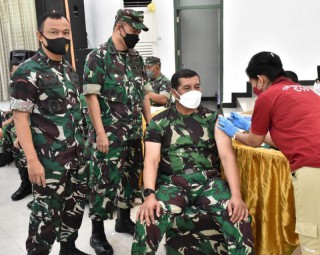 Brigjen Herman Vaksinasi Dosis 3 bersama Personil TNI dan ASN