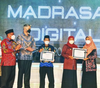 Gubernur Khofifah Ajak Jajaran Kemenag Jatim Lakukan Percepatan Transformasi Digital dan Tekankan Pentingnya Pendidikan Karakter dan Akhlak di Era Digital