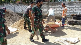 Babinsa Koramil 0826-03 Proppo Gotong-royong Bersama Masyarakat Bangun Jalan Desa