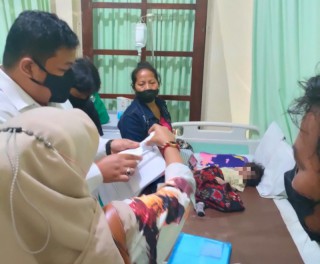 Dampingi Bayi Stunting , Wakil Sekretaris DPC PDI Perjuangan Kota Surabaya Achmad Hidayat dorong beri Layanan Terbaik