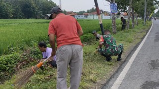 Babinsa Koramil 0826-01 Pamekasan Gotong-royong Bersama Warga Bersihkan Ruas Jalan