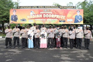 AKBP Arman S.IK, M.Si Serahkan 3 Sepeda Motor Pemenang Undian Doorprize Vaksinasi Serentak di Polres Sampang