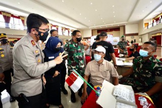 Dongkrak Persentase Vaksinasi, Kapolda Jatim Bersama Forkopimda Mojokerto Cek Vaksinasi Massal Serentak