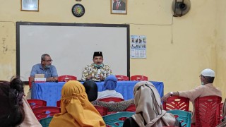 Blusukan Wakil Sekretaris DPC PDI Perjuangan Achmad Hidayat , Disambati Warga RW 8 Perak Barat terkait Pembangunan dan Status Tanah