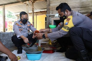 Polisi di Pacitan Dampingi Warga Buat Minyak Goreng Berbahan Kelapa Hingga Bagikan Secara Gratis