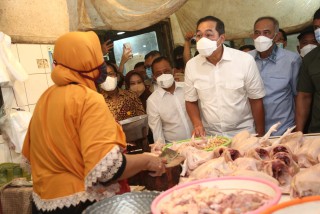 Pasar Tambakrejo dikunjungi Menteri Perdagangan , Wakil Walikota Armuji Minta Pasokan Minyak Terjamin
