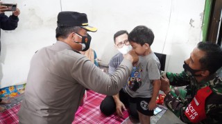 Kapolresta Sidoarjo Besuk Bocah Gastroschisis di Tanggulangin