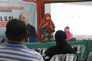 Reses di Petemon, Reni Astuti : Mari Manfaatkan Program Beasiswa Dari Pemkot