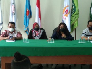 Pecahkan Rekor Emas Terbanyak di PON Papua, Lilies dan Adinda Terima Penghargaan MAO KONI Surabaya