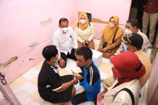 Wakil Walikota Armuji Kunjungi Dua Anggota Keluarga Lumpuh dalam Satu Rumah