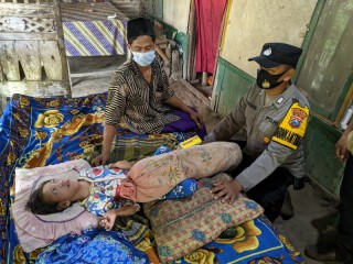 Peduli Penderita Gizi Buruk, Polsek Besuk Berikan Bantuan