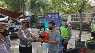 Helm Gratis di Operasi Keselamatan Semeru 2022 yang Digelar Polresta Malang Kota