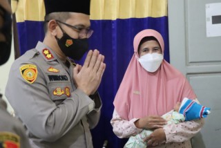 Kapolres Bondowoso Beri Bantuan Perlengkapan Bayi Yang Baru Ditemukan