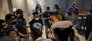 Ingatkan Prokes Tim Pamor Keris Gabungan Polresta Malang Kota Datangi Tempat Hiburan Malam dan Cafe