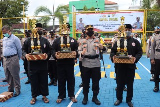 Capaian Vaksinasi Dinilai Baik, Bhabinkamtibmas Terima Penghargaan dari Kapolres Bondowoso