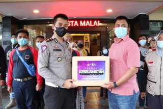 Relawan Kota Malang Dapat Kado Helm Pada Operasi Keselamatan Semeru 2022