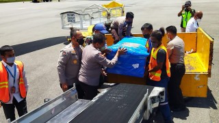 Lakukan Prosesi Penghormatan, 8 Korban Penembakan KKB Diserahkan ke Keluarga